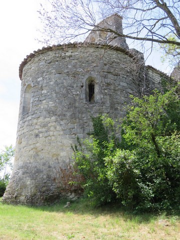 Cette partie de l'ancienne église Saint-Roch, (chapelle du château), semble encore tenir bien debout