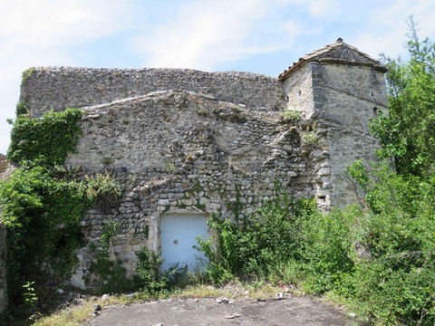 Une ruine, probablement celle d'une annexe du château