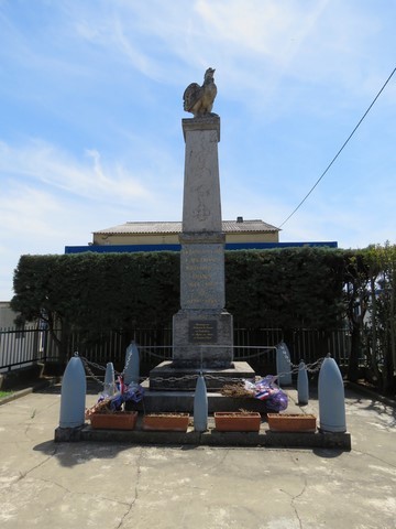 Le monument aux morts des deux guerres, en Indochine, en Algérie, au Maroc, en Tunisie et Opex