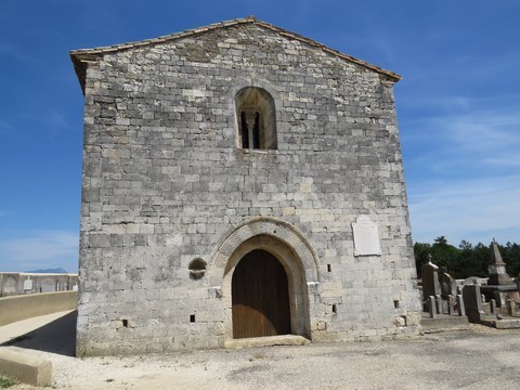 Loin à l'écart du village, la chapelle Saint-Andéol de style roman, du XIIe s.