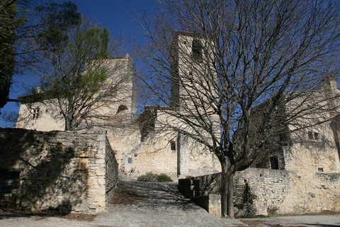 Vue sur la chapelle et le donjon