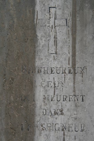 Inscription sur le socle de la croix "Bienheureux ceux qui meurent dans le seigneur"