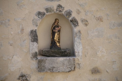 La Vierge et l'Enfant dans une façade