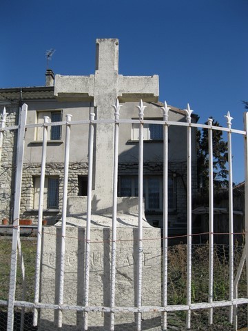 Croix située à l'angle de la rue Queue du Serre et route du Plat