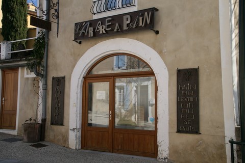La façade originale de la boulangerie "l'Arbre à Pain" a attiré mon regard