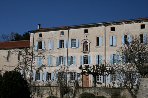 Anciennement orphelinat du Sacré-Coeur, ce magnifique immeuble de 900 m² est devenu en septembre 1979 la maison d'accueil "Le Gué"