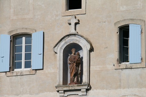 Statue de Saint-Joseph et l'enfant Jésus sur la façade principale