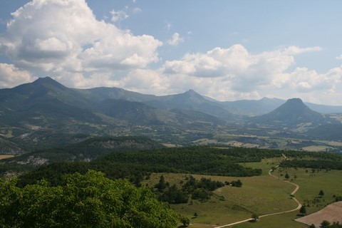 le Col des Pins au centre (1.325 m) et à droite la Montagne de Maraysse (1.567 m)
