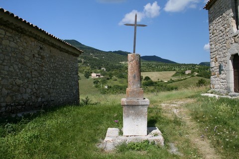 Croix de 1851 juste à côté de l'église