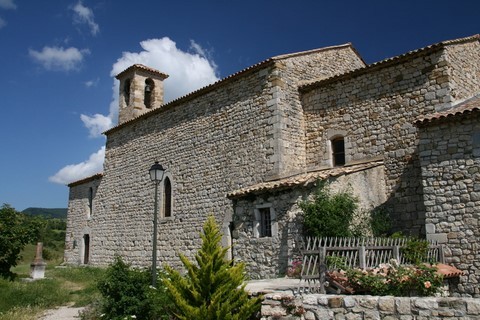 L'église Saint-Pierre, ancien prieuré dépendant des bénédictains de l'abbaye de l'ile Barbe au XIIe s.