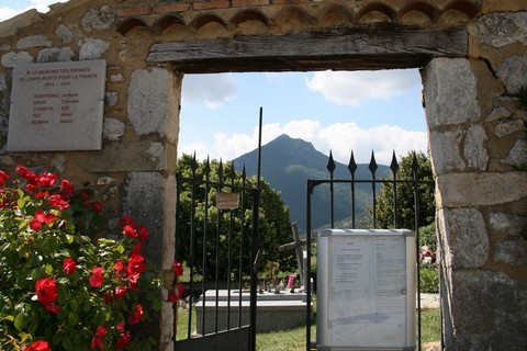 Vue sur La Vanige à travers la grille du cimetière