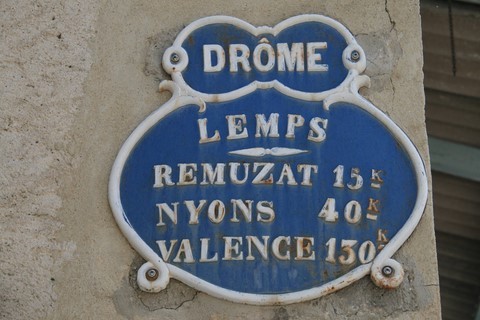 Il en reste encore pas mal en Drôme de ces magnifiques plaques de cocher