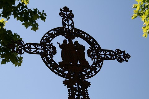 Détail de la croix de fer située à gauche de l'église de Montségur-sur-Lauzon
