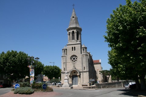 Montségur-sur-LauzonPlantée au milieu du village, ​l'Église Saint Jean-devant-la-Porte-Latine