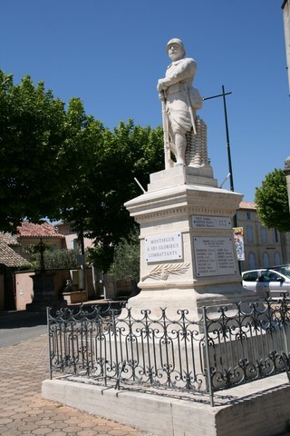 Le monument aux morts devant l'église
