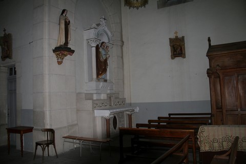 À l'intérieur de l'église