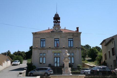 L'ancienne Mairie et sa fontaine place Véran Molinas
