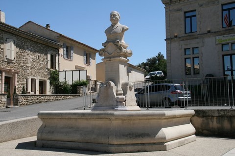 La fontaine devant l'ancienne mairie, buste de Véran Molinas, bienfaiteur de Montségur