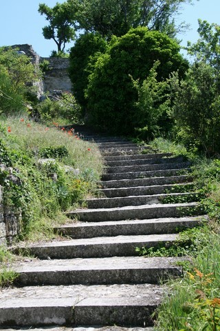 Par cet escalier, nous accèderons au vieux village perché