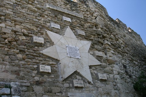L'Etoile des Poètes, sur le mur des remparts, appelé "le grand mur de l'académie gauloise"
