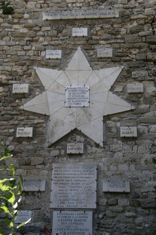 Étoile érigée en 1962 par Eugène Martin, maire de l'époque et inaugurée le 03 avril 1966 par les 7 fondateurs et dignitaires de cette académie