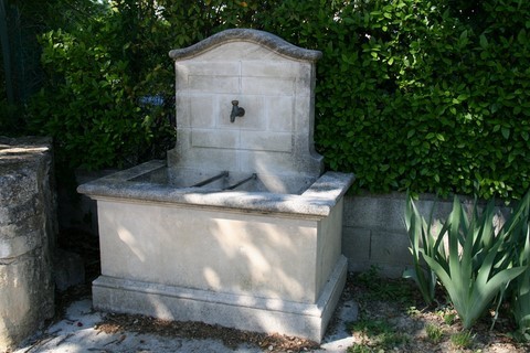 À proximité de la chapelle Saint-Jean, cette fontaine moderne