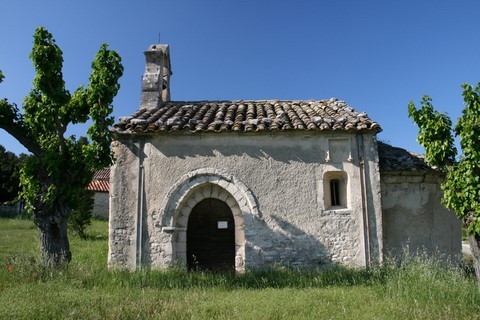 Il s'agit de la chapelle Notre-Dame des Barquets de style roman