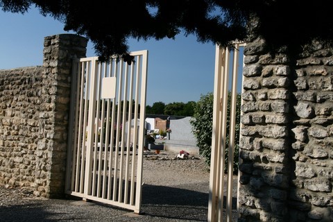 La grille d'entrée du cimetière de Montségur-sur-Lauzon