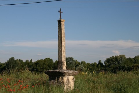 Cette croix juste devant la chapelle