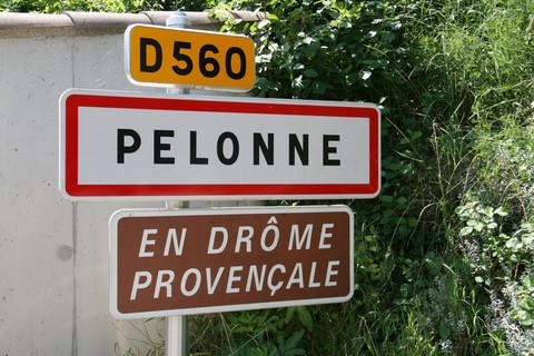 Aujourd'hui, pour continuer nos visites des villages typiques de la Drôme Provençale, nous avons choisi de vous présenter le village de Pelonne