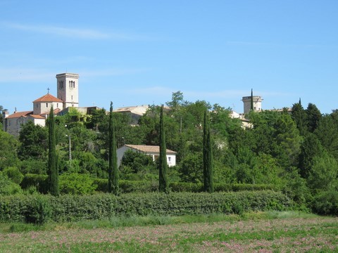 L'église et le château, vus depuis le chemin du cimetière