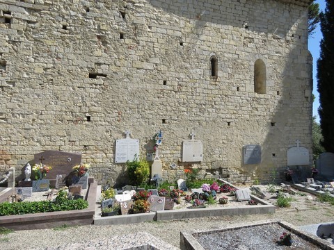 Quelques tombes adossées à la chapelle