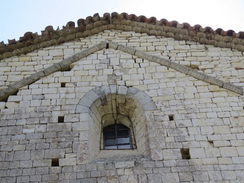 En haut de la façade de la chapelle, fresque originale