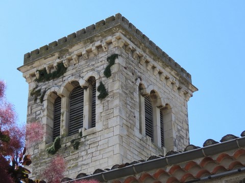 Le clocher de l'église, de style roman