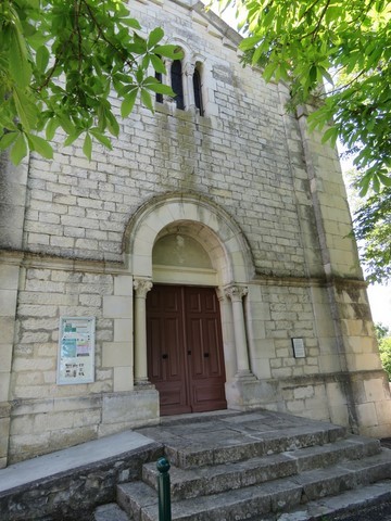 La façade de l'église Saint-Bonnet à Puygiron