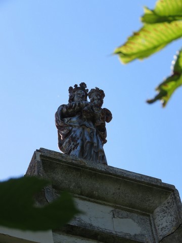 La statue de la Vierge à l'Enfant sur le toit de l'église