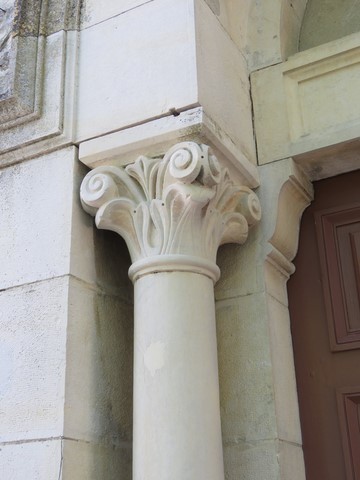 Détail de la colonne de gauche à l'entrée de l'église
