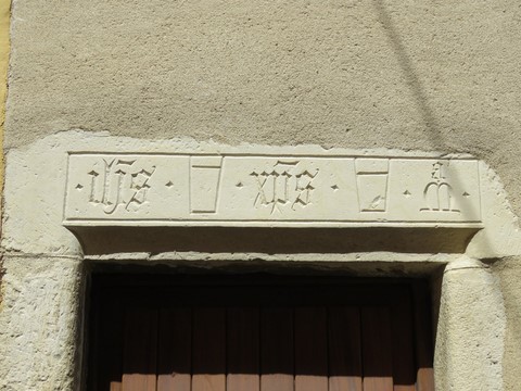 certaines maisons ont conservé les linteaux en pierre, souvent en accolade avec parfois une inscription