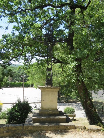 Près de l'entrée du Parc Municipal Joseph Piallat, cette croix de mission marquée 1816 et 1894 - 1913 et 1923