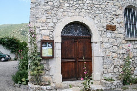 Porte d'entrée de l'église (malheureusement fermée) refaite en 1991 avec des dons récoltés de l'association de Mme Teste