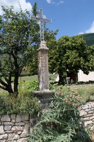 Croix située à la sortie du village