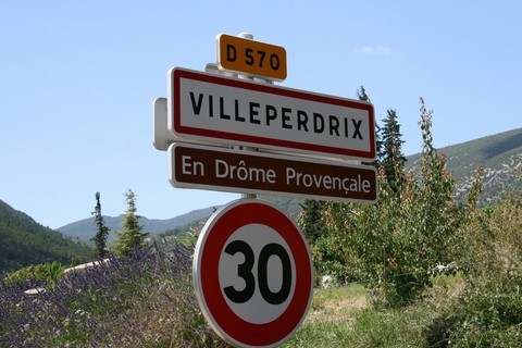 Bienvenue à Villeperdrix, joli petit village perché, entourée de champs de lavande, d’oliviers et d’abricotiers, situé en Drôme Provençale