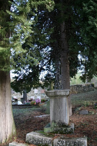 La croix de cimetière (Pas trop visible !!)
