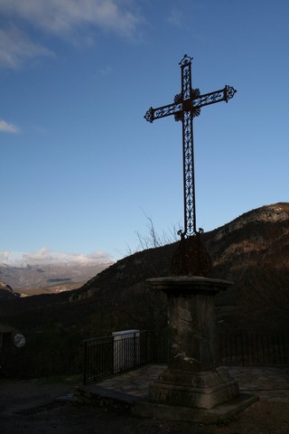 Croix en fer à proximité de l'église