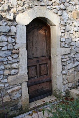 Porte ancienne dans le village
