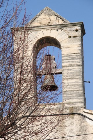 Le clocher abrite une petite cloche provenant du prieuré