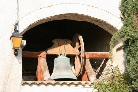 Montbrison-sur-Lez_Voici la nouvelle cloche qui attend dans la grange voisine