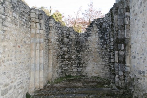 Vue de l'intérieur sur les ruines d'une des absidioles