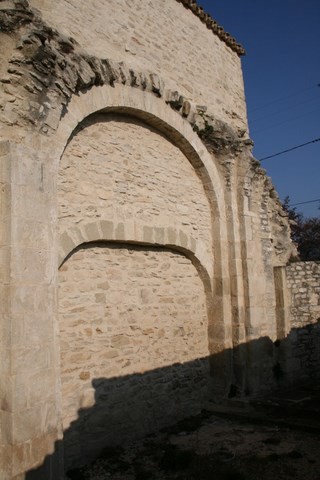 Le côté droit de la chapelle montre bien l'uilisation des ruines du prieuré
