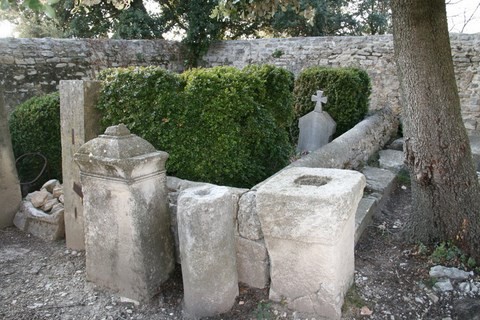 Quelques pierres du cimetière abandonné